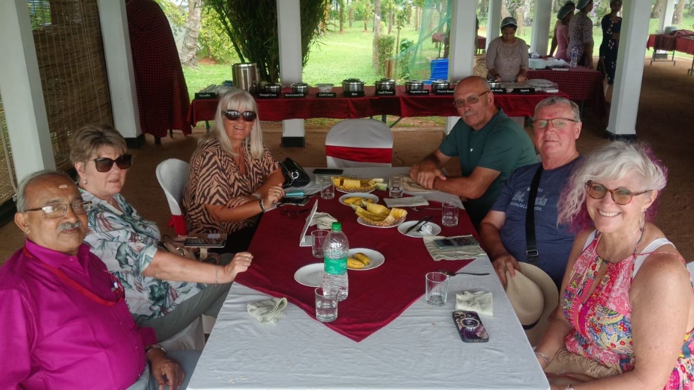 Guests enjoying a traditional Kerala lunch during a Kumbalangi village tour near Kochi